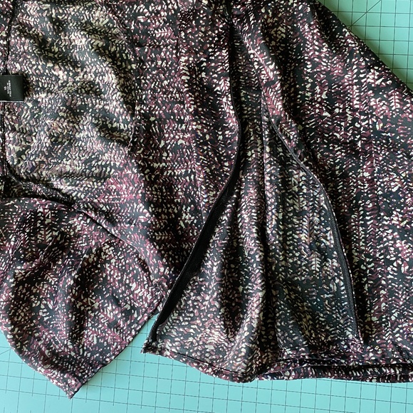 Ann Taylor Women's Dressy Soft Blouse Size 10 Side Zip Geometric Purple Burgundy - Picture 4 of 8